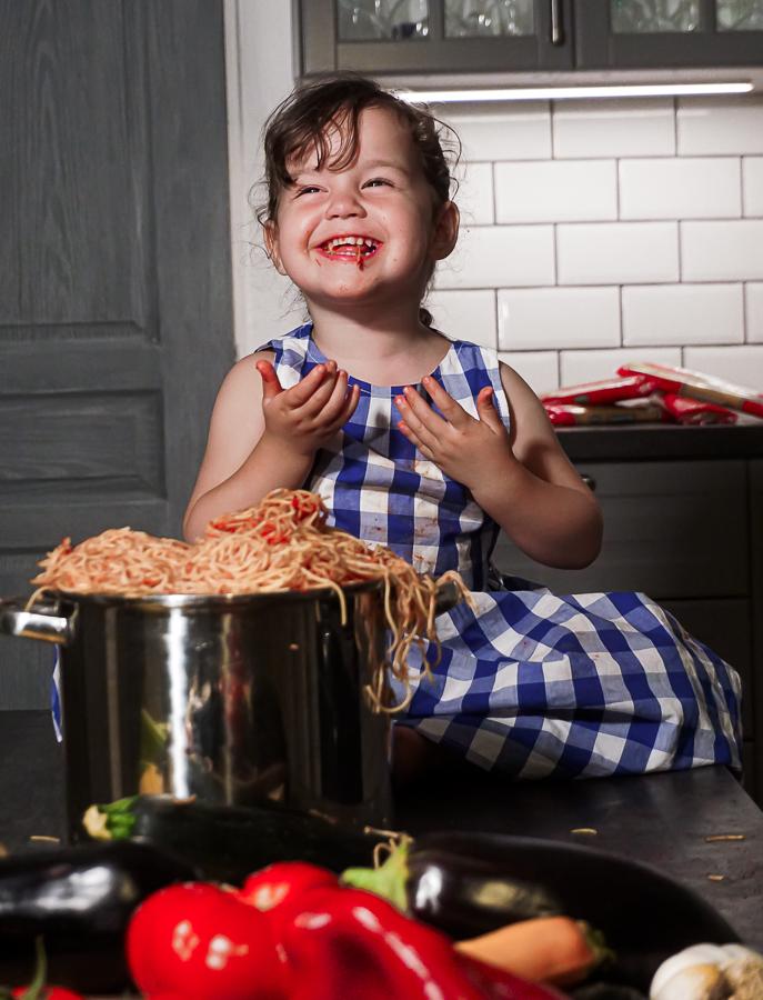 petite fille qui mange des spaghetti